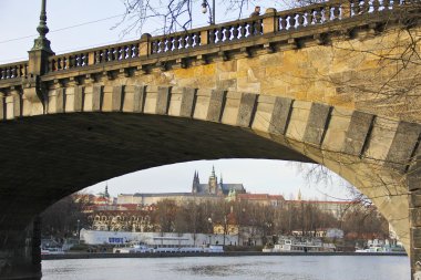 Prag Kalesi'nin arkasında bridge, Çek Cumhuriyeti. Ocak 2012
