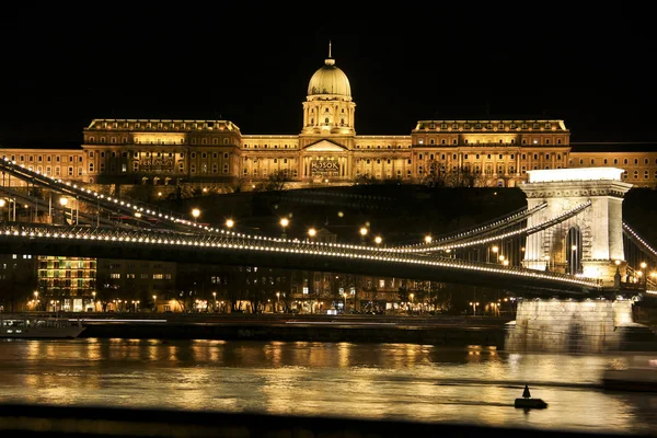 Цепной мост, Королевский дворец и Дунай ночью в Будапеште, Венгрия — стоковое фото