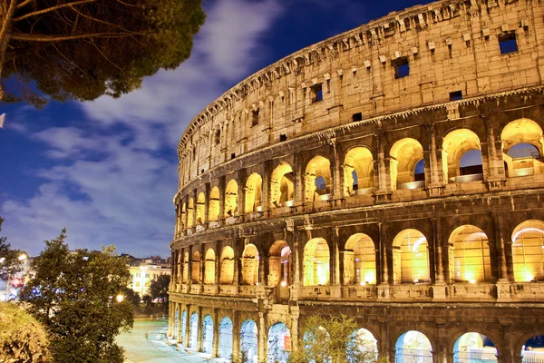 Colosseo di notte con Cielo Blu, Roma, Italia — Foto Stock