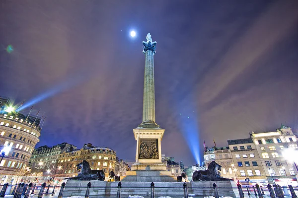 Trafalgar square w nocy i księżyc w tle. Londyn - Anglia. Stycznia 2013. — Zdjęcie stockowe