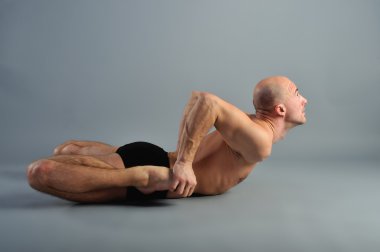 Yoga adam gri arka plan üzerinde poz