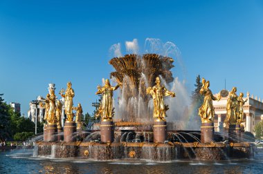 Moskova, Rusya - 04 Temmuz 2015: Dostluk insanlar çeşme