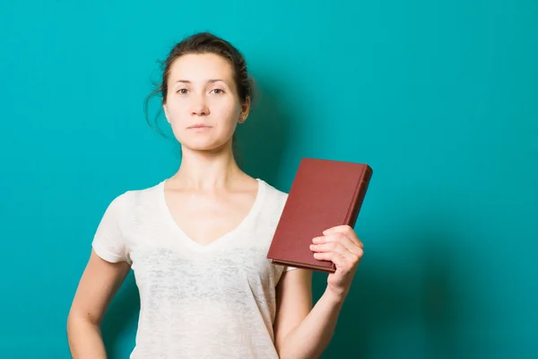 Bella ragazza bruna con libro in mano — Foto Stock