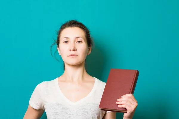 Bella ragazza bruna con libro in mano — Foto Stock
