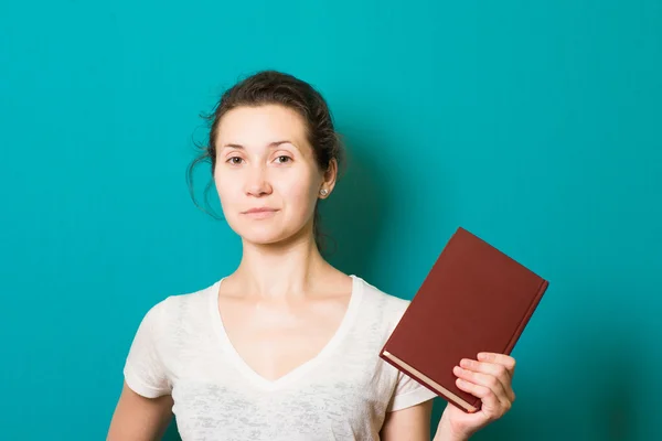 Bella ragazza bruna con libro in mano — Foto Stock