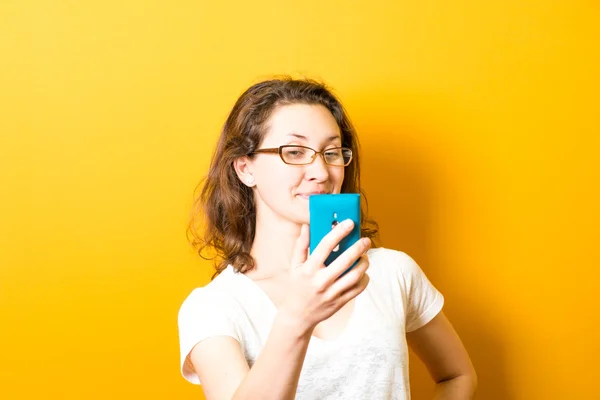 Buena chica hacer un autorretrato con su teléfono inteligente — Foto de Stock