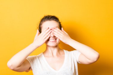 esmer güzel kız elleriyle gözlerini kapatır