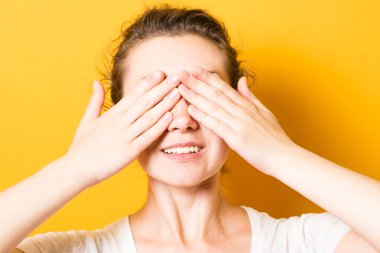 esmer güzel kız elleriyle gözlerini kapatır