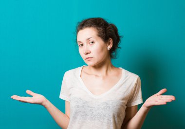 Kız ellerini havaya kaldırıyor.