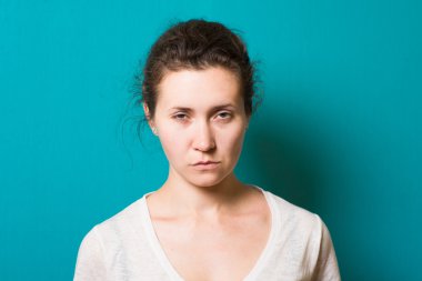 güzel esmer kız öfkeli