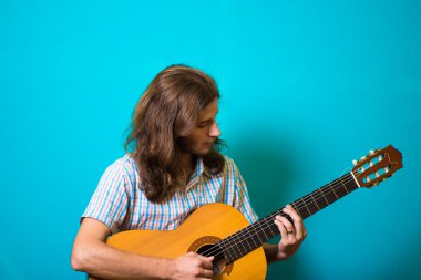 saçlı adam klasik akustik gitar çalmak