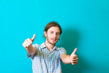 Her şey yolunda! Mutlu genç adam işaret ediyor Tamam işaret et ve gülümse 