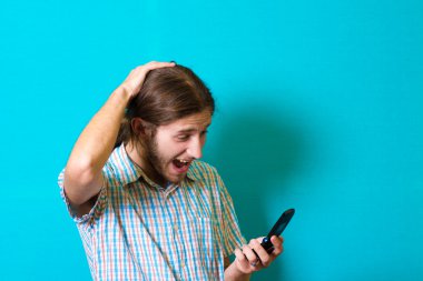 Genç adam telefonda şok