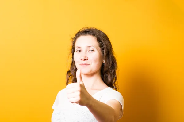 Menina mostrando polegares para cima, tudo é super legal — Fotografia de Stock