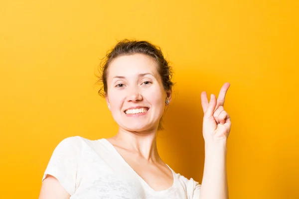 Morena linda menina mostrando dois dedos, um sinal de paz — Fotografia de Stock