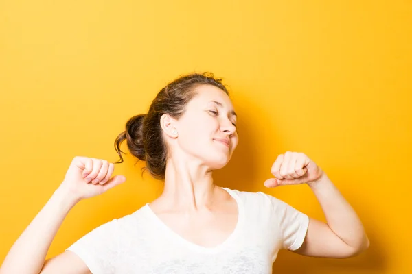 Menina morena brilhante fazendo exercícios — Fotografia de Stock