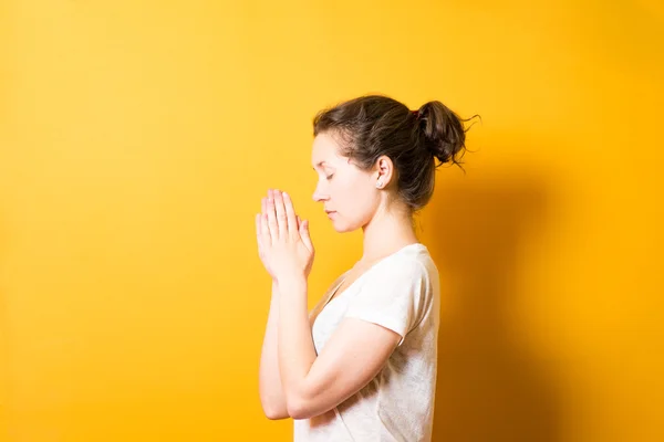 Μελαχρινή ένα φωτεινό κορίτσι προσεύχεται σε αρμονία — Φωτογραφία Αρχείου