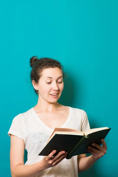 Giovane donna d'affari carina con un libro in mano — Foto Stock
