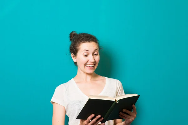 Jonge leuke zakenvrouw met een boek in haar handen — Stockfoto