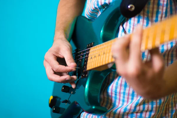 bir elektro gitar ile el