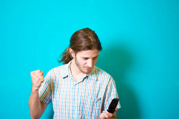 Hombre de pelo con su puño y teléfono — Foto de Stock