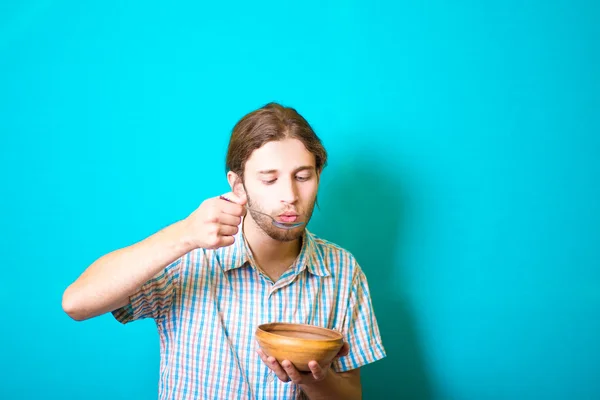 Estudiante comiendo de tenedor de cerámica — Foto de Stock
