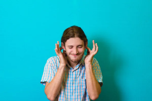 Joven hábilmente se cubre los oídos — Foto de Stock
