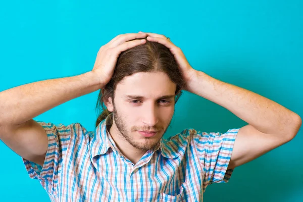 El joven agarró su cabeza — Foto de Stock