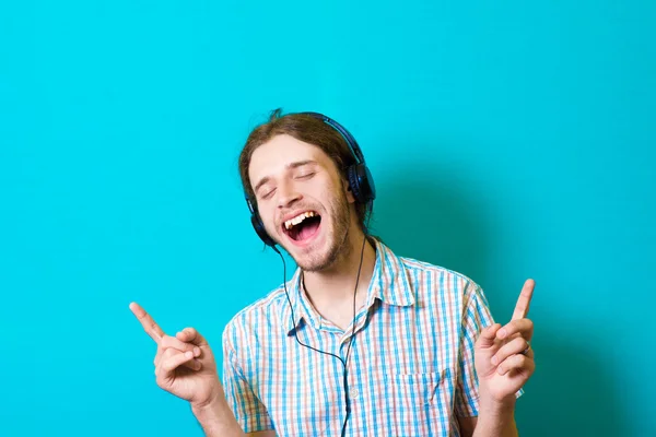 Junger Mann hört gute Musik im Kopfhörer — Stockfoto