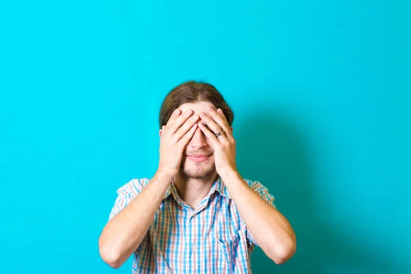 Retrato de un joven cubriéndose los ojos con las manos — Foto de Stock