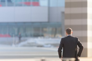 Kendine güvenen işadamı açık