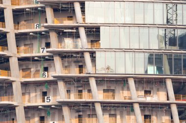 Futuristik gökdelen inşaat alanında