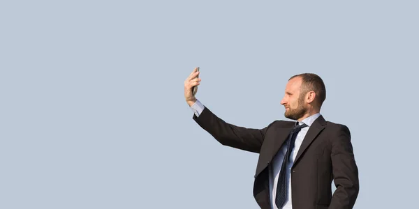 Zakenman met een telefoon geïsoleerd — Stockfoto