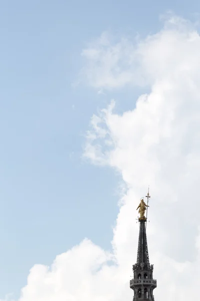 Statua dorata di Maria, Milano — Foto Stock