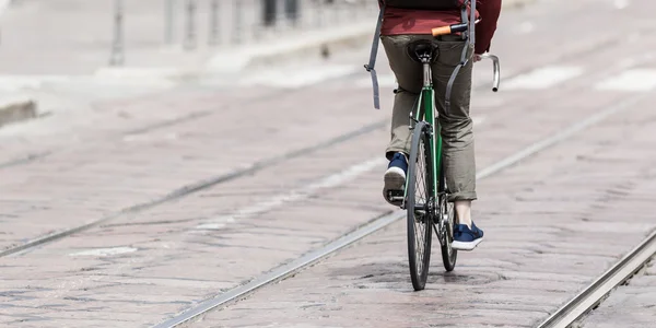 Montar en bicicleta en la ciudad — Foto de Stock