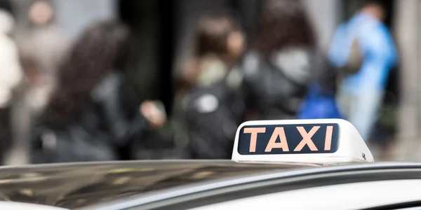 Taxi italien voiture de plein air — Photo