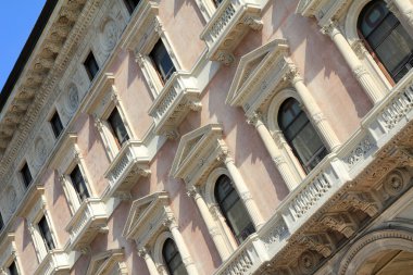 Zarif klasik bina cephe