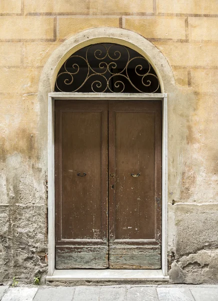 Typical old Italian door — Stock Photo, Image