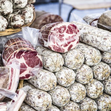 Kırmızı et ve salam