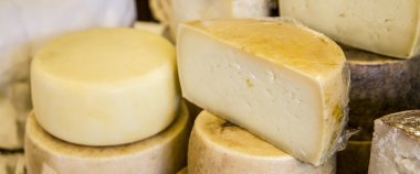 Peynir sokak pazarında satışa