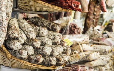 Kırmızı et ve salam