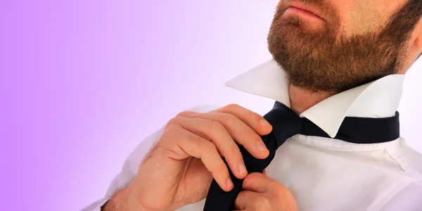 Empresário elegante ajustando sua gravata — Fotografia de Stock