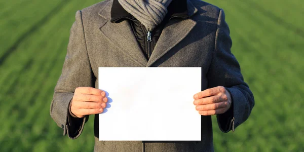 Hombre al aire libre con un signo en blanco —  Fotos de Stock