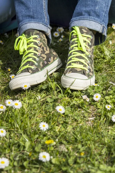 Chica con zapatillas — Foto de Stock