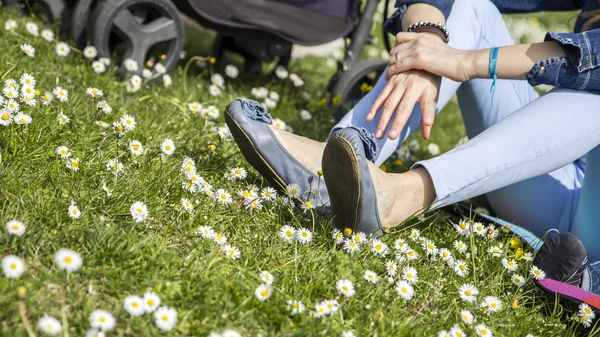 Flicka med sneakers — Stockfoto