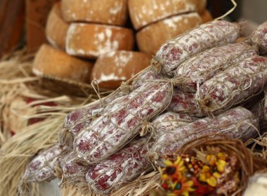 Peynir sokak pazarında satışa