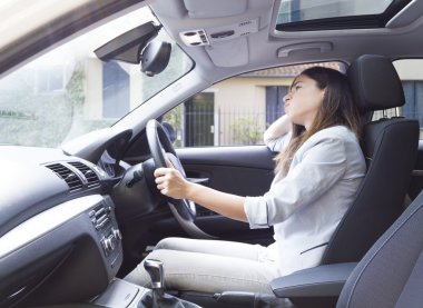 Arabasında sıkılmış iş kadını