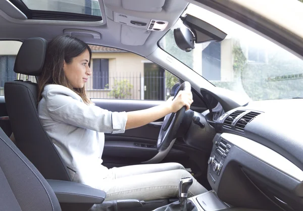 Gelukkig zakenvrouw in zijn auto — Stockfoto