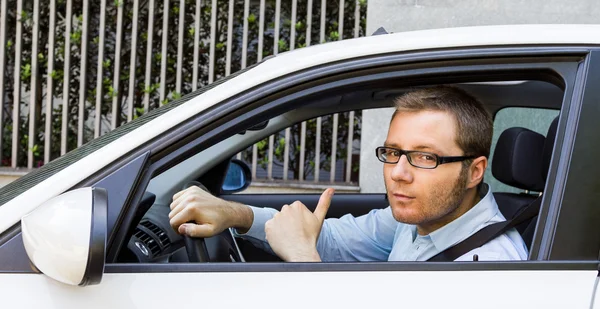 Gelukkig zakenman in zijn auto — Stockfoto