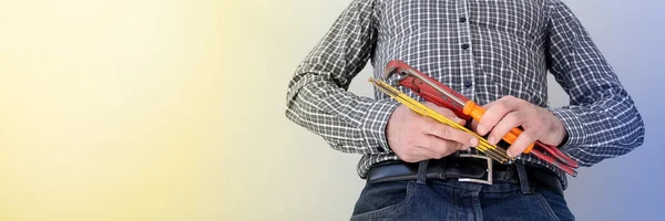 Reparador trabajando en la casa — Foto de Stock